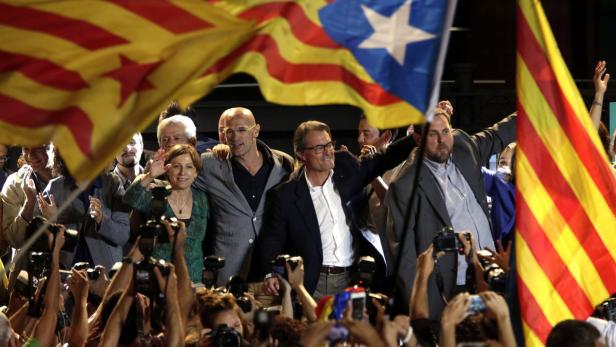 Jubel bei Artus Mas: Der katalanische Regierungschef hatte die vorgezogene Wahl als eine &quot;Volksabstimmung&quot; über eine Abspaltung der Region von Spanien angesetzt.