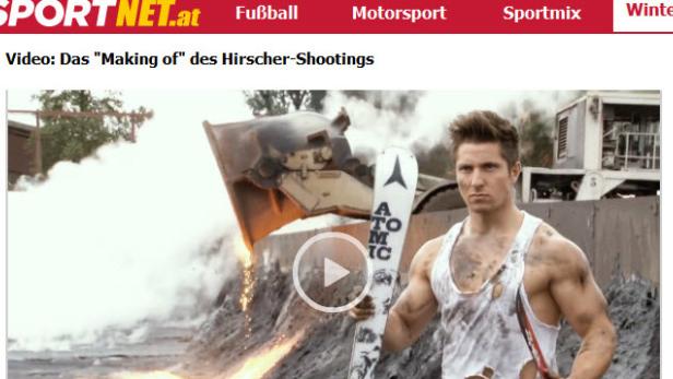 Marcel Hirscher posiert mit Skiern vor einer Industrieanlage.