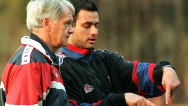 José Mourinho gibt Anweisungen, während ein älterer Mann ihm aufmerksam zuhört.