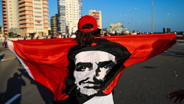 CUBA-POLITICS-DEMONSTRATION-DIAZ-CANEL In Kuba ist der Revolutionär ein Held
