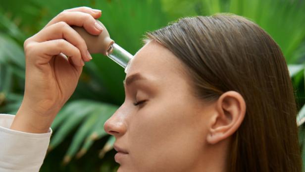 Kosmetiktrend Cupping: Warum jetzt auch im Gesicht geschröpft wird