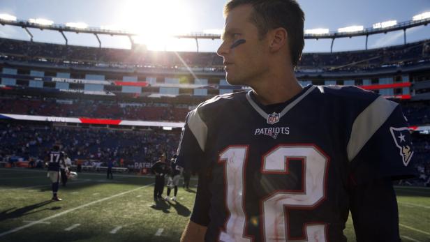 Tom Brady im Trikot der New England Patriots auf dem Spielfeld.