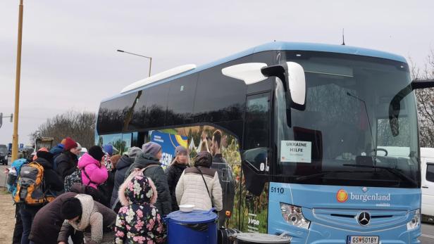 Am Mittwoch hat der Burgenland-Bus die ersten 46 ukrainischen Flüchtlinge nach Nickelsdorf gebracht.