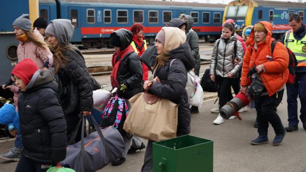 Ukrainer auf der Flucht: Vom Moment, da ihr Fuß im Exil aufsetzt