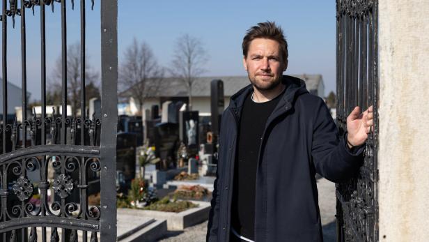Autor Mario Schlembach, Friedhof Sommerein: „Ich mag das Begraben, es ist etwas Abgeschlossenes. Ich mag den Ablauf, ich weiß, was zu tun ist, wenn jemenad stirbt&quot;
