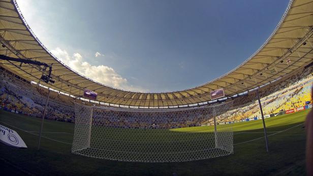 epa03728308 General view of the Maracana stadium before the international friendly soccer match between Brazil and England in Rio de Janeiro, Brazil, 02 June 2013. EPA/ANTONIO LACERDA