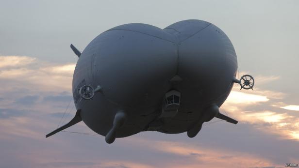 Ein Airlander-Luftschiff fliegt vor einem Himmel mit rosa Wolken.