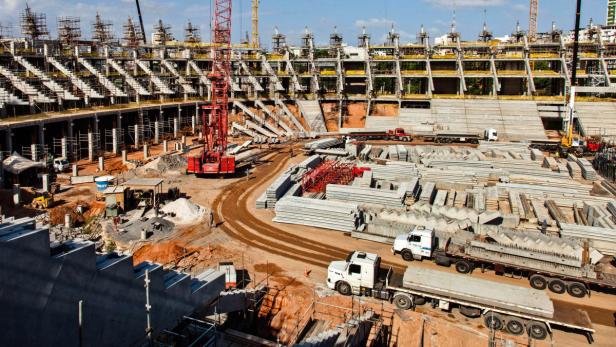 Achtung, Baustelle! Während in Österreich eher kleinere Brötchen gebacken werden - in St. Pölten steht ein neues Stadion, der Rekordmeister und größte Klub des Landes ringt darum, überhaupt die Finanzierung für eine Generalsanierung zusammen zu kratzen - entstehen anderswo, selbstverständlich auch durch die Ausrichtung von Großereignissen bedingt, beeindruckende neue Sportarenen. Der KURIER stellt die größten Neubauprojekte vor.