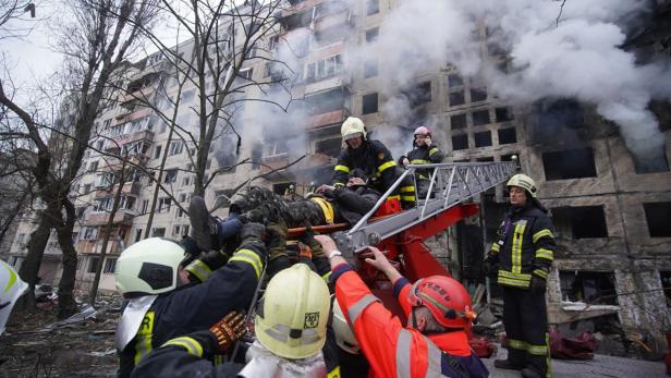 Unter ständiger Gefahr leisten die Feuerwehren in der Ukraine Unmenschliches