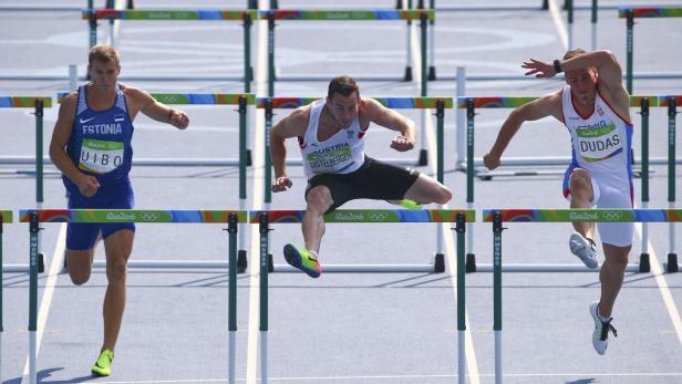 Drei Athleten, Uibo aus Estland, Distelberger aus Österreich und Dudas aus Serbien, springen über Hürden.