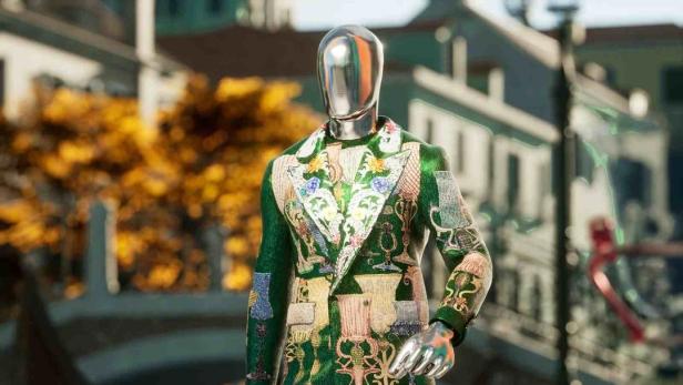 Eine Schaufensterpuppe trägt einen grünen Anzug mit Pokal- und Blumenmustern vor einer venezianischen Kulisse.