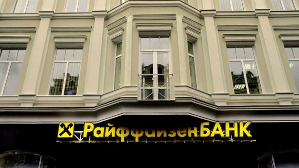 Die Fassade einer Raiffeisenbank mit gelbem Logo.