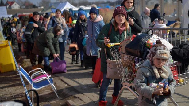 Ukrainische Flüchtlinge kommen in Polen an