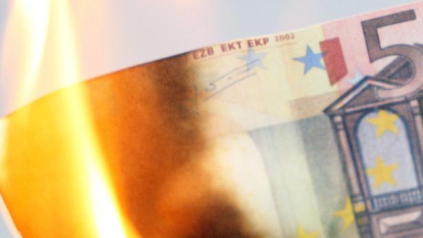 Ein 50-Euro-Schein steht in Flammen.