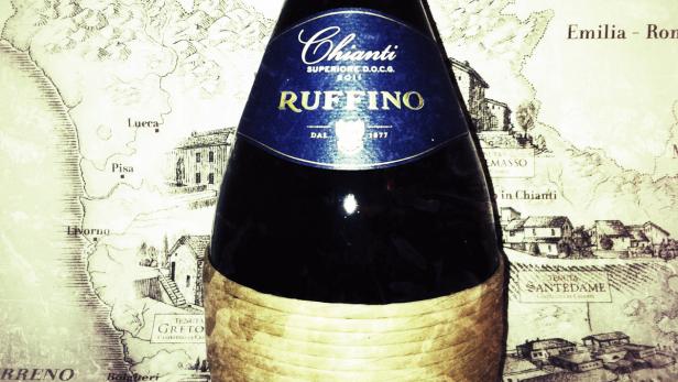 Eine Flasche Ruffino Chianti Classico vor einer Karte der Toskana.