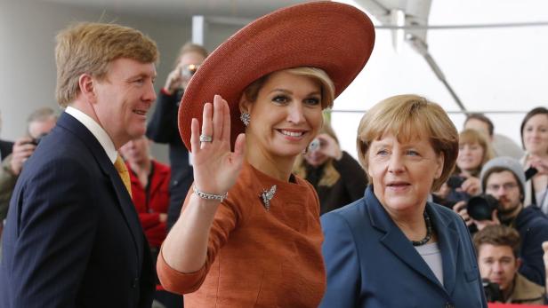 König Willem-Alexander, Königin Máxima und Angela Merkel bei einer Veranstaltung.