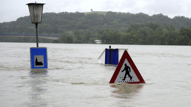 APA13045254-2 - 03062013 - EMMERSDORF - ÖSTERREICH: ZU APA 0021 CI - Das überflutete Emmersdorf bei Melk aufgenommen am Montag, 3. Juni 2013. Nach den heftigen Regenfällen in Österreich ist es zu Überschwemmungen gekommen. APA-FOTO: HELMUT FOHRINGER