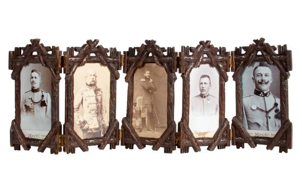 Miniatur-Faltparavent aus geschnitztem Holz mit Soldatenporträts, 1885-1910