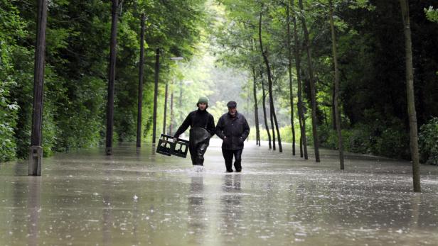 APA13032850 - 03062013 - KRITZENDORF - ÖSTERREICH: Situationsübersicht in Kritzendorf, aufgenommen am Monstag, 03. Juni 2013. Nach den heftigen Regenfällen in Österreich ist es zu den ersten Überschwemmungen gekommen. APA-FOTO: HERBERT P. OCZERET