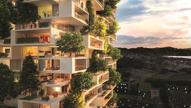 Das Wohngebäude Torre dei Cedri mit Bäumen auf den Balkonen und Blick auf die Stadt im Hintergrund.