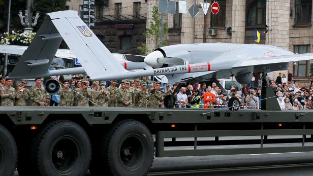 Die türkische Bayraktar-Drohne bei einer Parade der ukrainischen Armee