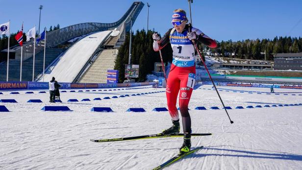 Eine Biathletin auf Skiern vor der Holmenkollen-Sprungschanze in Oslo.