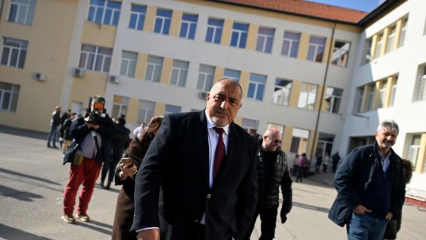 Boyko Borissov inmitten einer Gruppe von Menschen vor einem Gebäude.