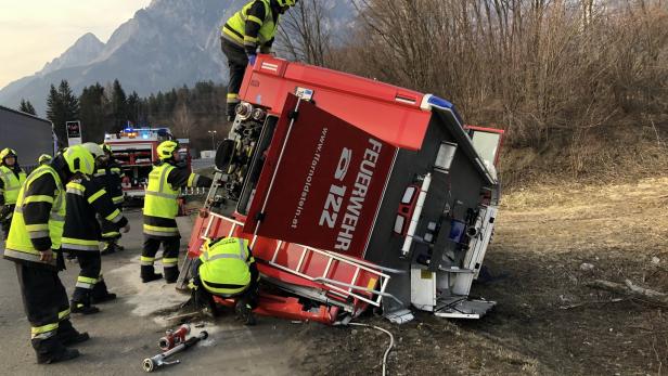 Unfall mit großem Feuerwehrauto im Einsatz in Kärnten