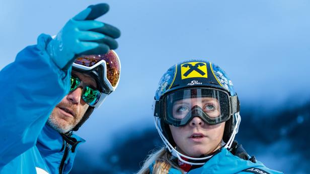 Beim Ski-Weltcup in Flachau: Slalom der Damen mit Trinkner (AUT) und Gallhuber (AUT).