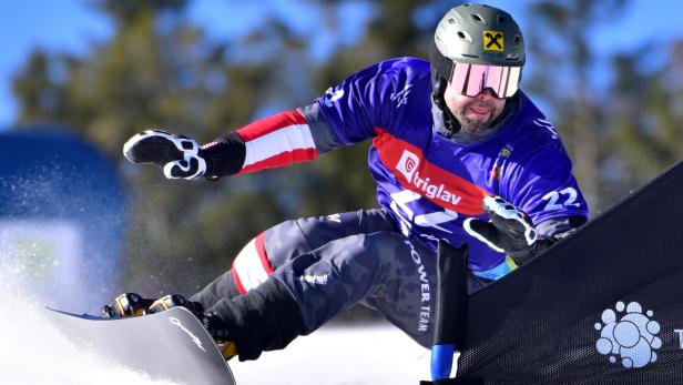 Ein Snowboarder bei der FIS Snowboard-Weltmeisterschaft in Rogla.