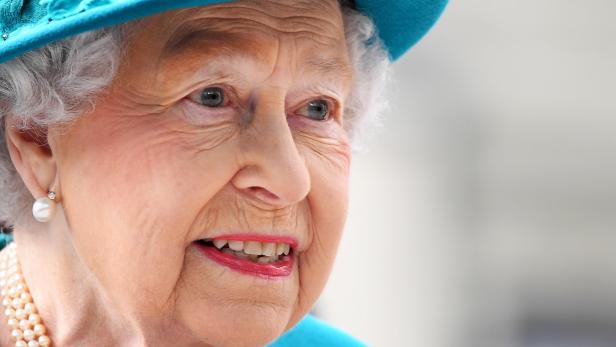 Queen Elizabeth II. bald auf Rollstuhl angewiesen? 