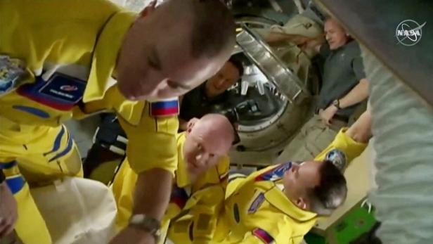 Warum die Russische ISS-Besatzung Gelb-Blau trägt