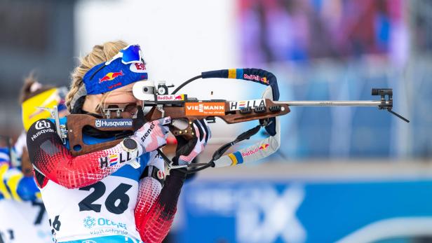 Eine Biathletin zielt mit einem Gewehr beim BMW IBU Weltcup in Otepää.