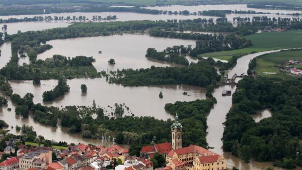 An aerial view shows a confluence of the swollen Vltava and Labe (Elbe) rivers behind a castle of Melnik, June 4, 2013. The worst floods to hit the Czech Republic in a decade forced the evacuation of almost 2,700 people from low-lying areas while the rising water threatened Prague&#039;s historic centre, forced school closures and disrupted public transport. REUTERS/Petr Josek (CZECH REPUBLIC - Tags: DISASTER ENVIRONMENT)
