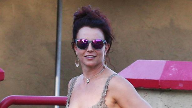 Britney Spears mit hochgesteckten Haaren und verspiegelter Sonnenbrille.
