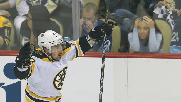 Pittsburgh Penguins fans react as Boston Bruins left wing Brad Marchand celebrates his first period goal during Game 2 of their NHL Eastern Conference finals hockey playoff series in Pittsburgh, Pennsylvania, June 3, 2013. REUTERS/Brian Snyder (UNITED STATES - Tags: SPORT ICE HOCKEY)