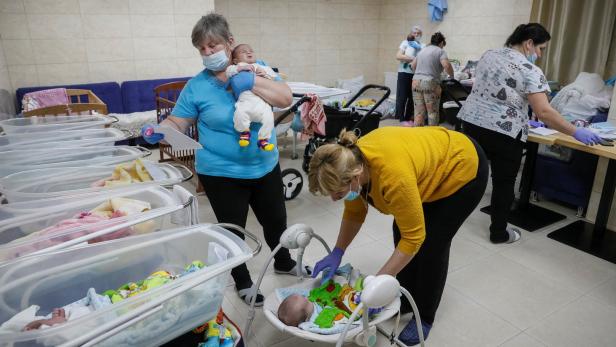 18 Babys werden in einem Bunker in Kiew versorgt
