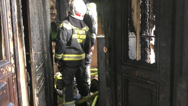 Brand in Wien-Währing: Vater und Sohn verletzt, Hund verstorben