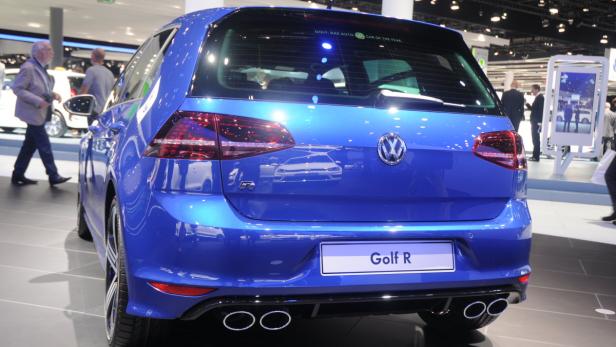 Die Rückansicht eines blauen VW Golf R auf einer Automobilausstellung.