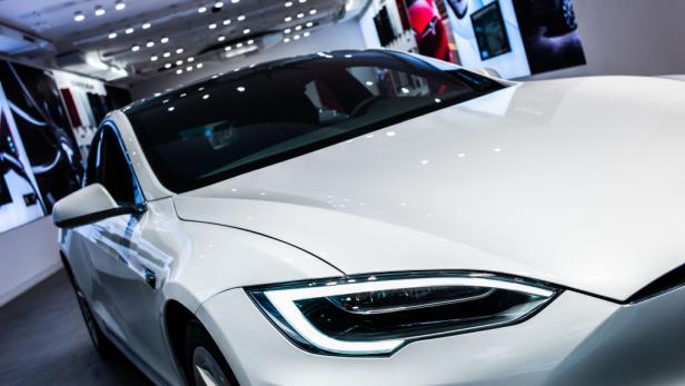 "Fliegender Tesla":  Mann schrottet gemieteten 150.000 Dollar Wagen und flüchtet