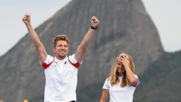 Ein Mann und eine Frau jubeln vor dem Zuckerhut in Rio de Janeiro.