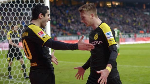 Zwei Fußballspieler von Borussia Dortmund feiern ein Tor.
