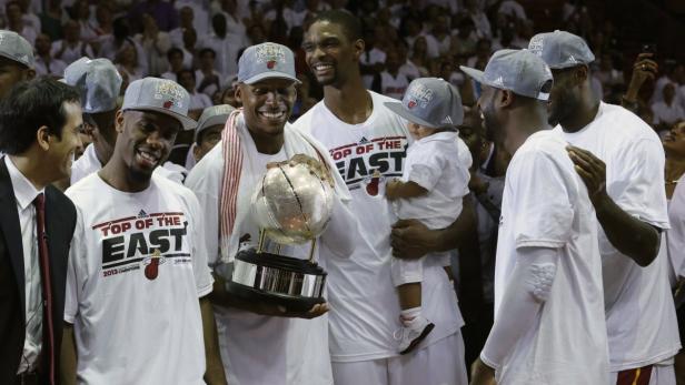 Miami Heat&#039;s LeBron James (back R), Dwyane Wade (front R), and Chris Bosh (C) look on as teammate Ray Allen holds the Eastern Conference championship trophy after they defeated the Indiana Pacers during Game 7 of their NBA Eastern Conference final basketball playoff in Miami, Florida June 3, 2013. REUTERS/Joe Skipper (UNITED STATES - Tags: SPORT BASKETBALL)