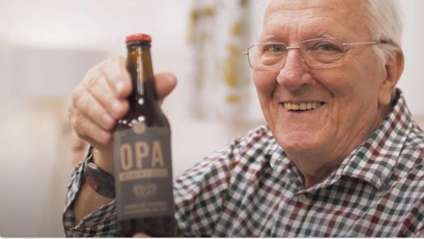 „Oma“ und „Opa“ abgefüllt: Selbstgebrautes Bier aus dem Seniorenheim