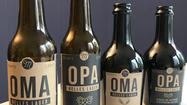 Vier Flaschen „Oma“ und „Opa“ Helles Lager stehen auf einem Tisch.