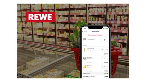 REWE Scan&amp;Go jetzt mit Unterstützung von shopreme / REWE Logo und REWE Scan&amp;Go App auf Smartphone, im Hintergrund Supermarktregale und ein Einkaufskorb