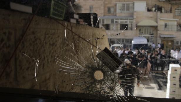 Einschussloch im Eingangsglas der Synagoge in Jerusalem, in der zwei Palästinenser fünf Israelis töteten und dann selbst erschossen wurden.