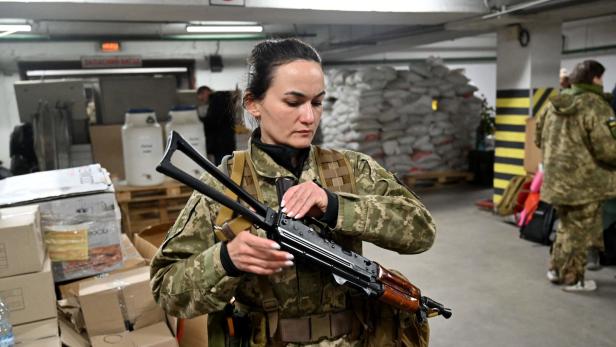 Iryna Sergeyeva ist Reservistin, sie trainiert in einem Keller