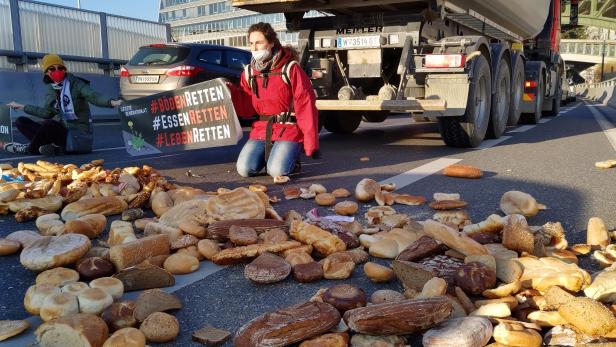 Aktivisten blockierten Wiener Gürtelbrücke mit Brot auf der Straße