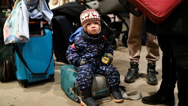 Dutzende Waisenkinder aus der Ukraine nach Österreich evakuiert